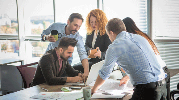 Image d'une équipe en plein travail