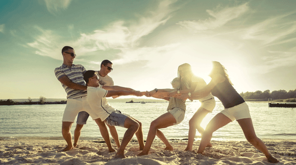 Groupe de personnes faisant un atelier sur la plage