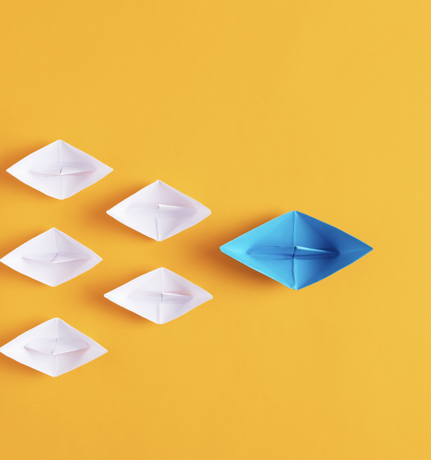 Bateau bleu guidant d'autres bateaux jaunes – symbole de leadership, innovation et exploration , formations DISC avec Know Futures