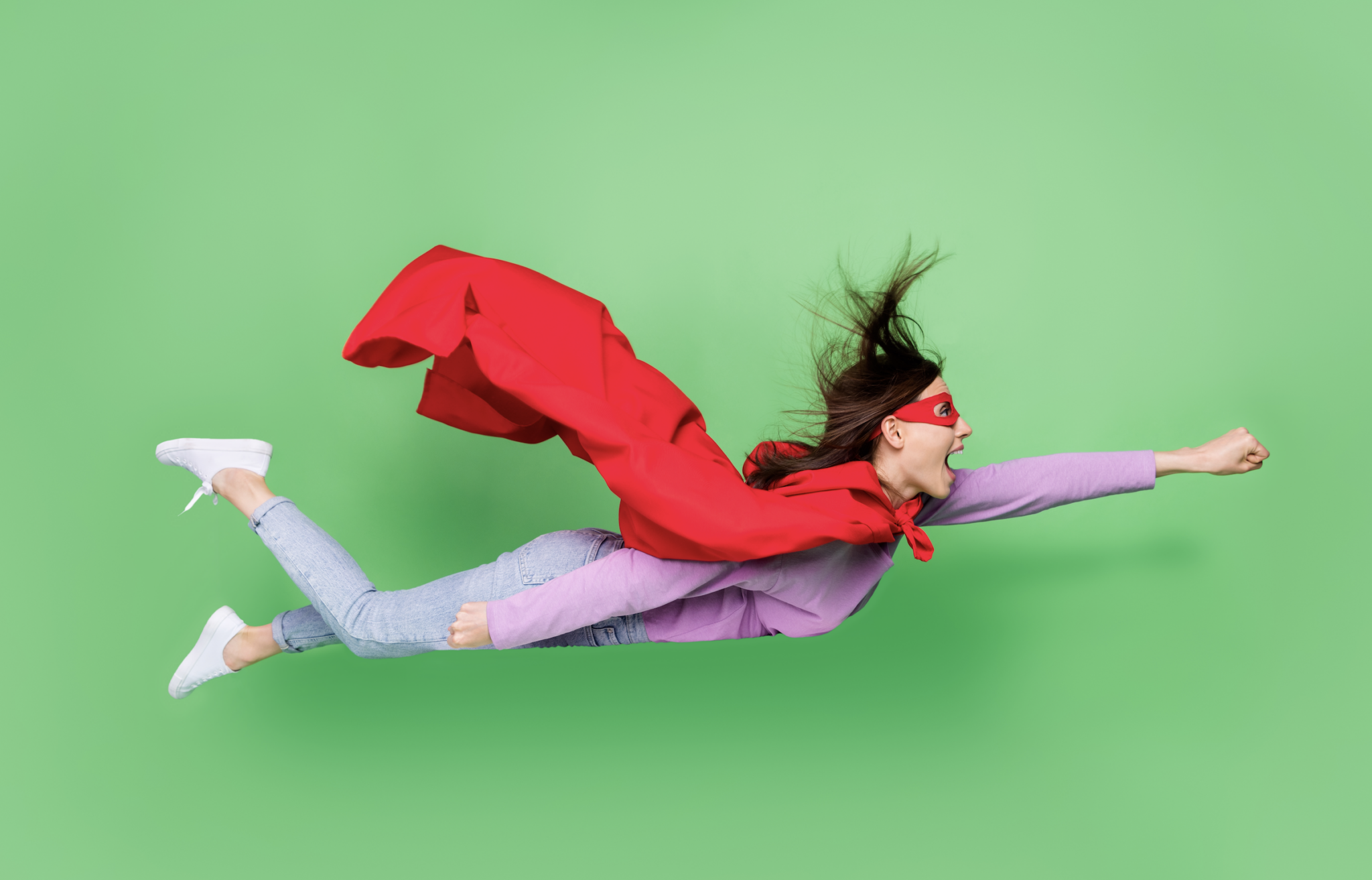 Femme en super-héroïne symbolisant la confiance et la puissance acquises grâce aux formations Know Futures